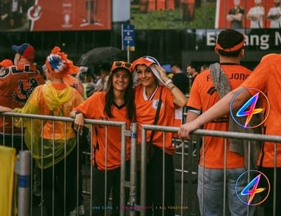 Nederlandse fans brengen Snollebollekes' 'Left Right' naar Dallas